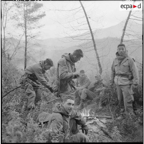 Opération Lilas. Miliana. Repas des soldats autour d'un feu.