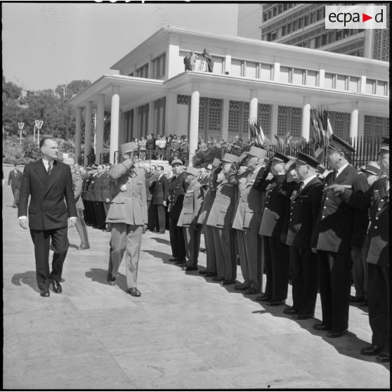 Alger. La cérémonie sur le forum.