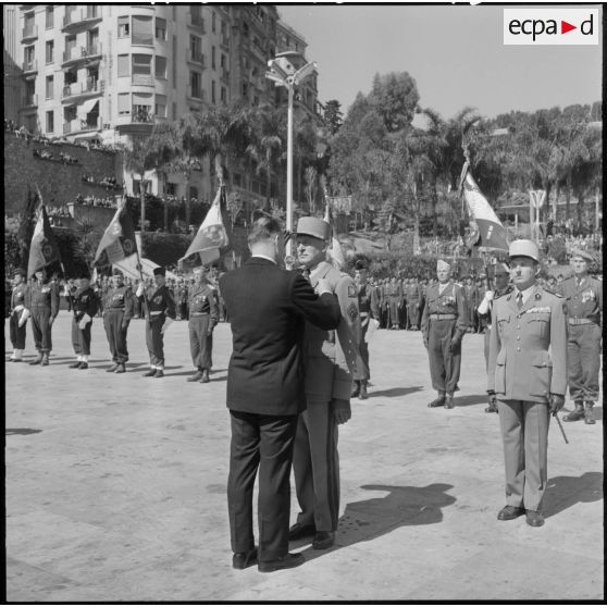 Alger. Paul Delouvrier décore le général Allard de la croix de la valeur militaire avec palme.