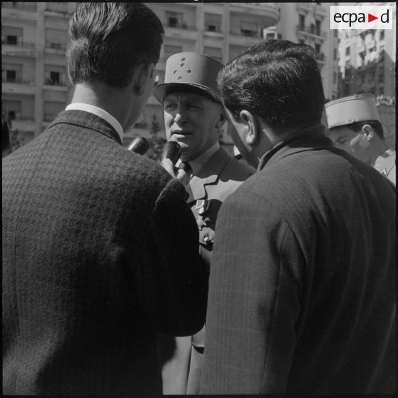 Alger. Le général Allard est interviewé par les reporters de la radio-télévision française (RTF).