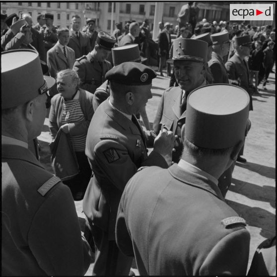 Alger. Adieux du général Allard au général Gracieux.