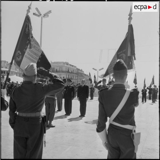 Alger. La cérémonie sur le forum.