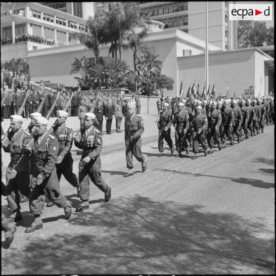 Alger. Défilé des troupes.