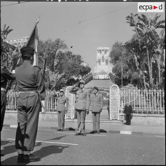 Alger. Salut au drapeau au bas du monument aux morts.