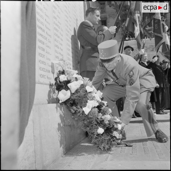 Alger. La cérémonie au monument aux morts.