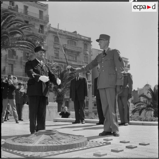 Alger. La cérémonie au monument aux morts.