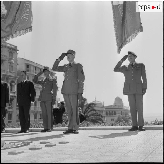 Alger. La cérémonie au monument aux morts.