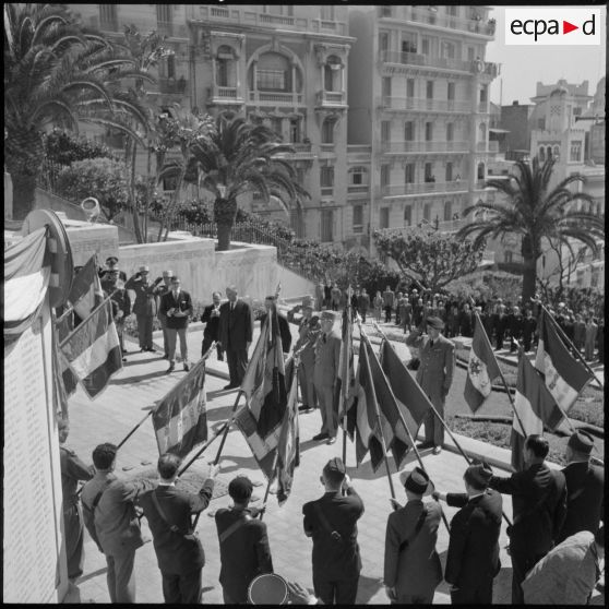 Alger. La cérémonie au monument aux morts.