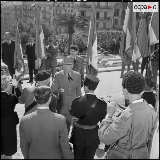 Alger. La cérémonie au monument aux morts.