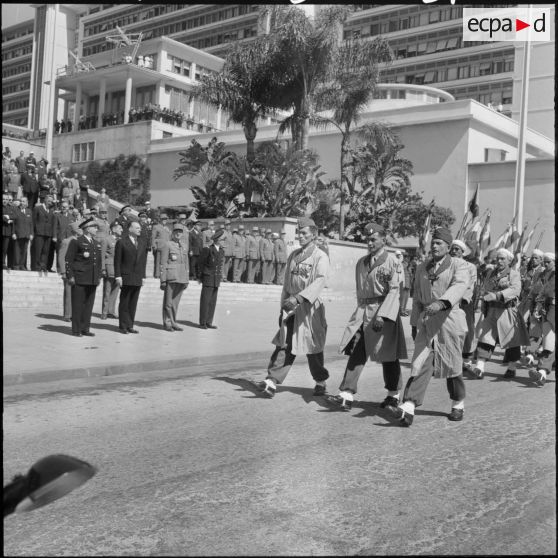 Alger. Défilé des troupes.