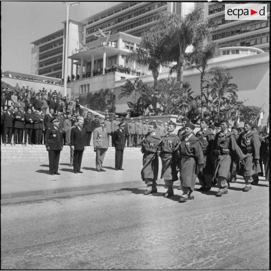 Alger. Défilé des troupes. Peloton de harkis.