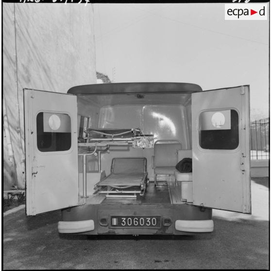 Aménagement intérieur d'une ambulance de l'infirmerie du 9ème régiment de zouaves (RZ).