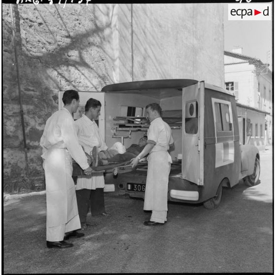 Un malade sur un brancard dans l'ambulance de l'infirmerie du 9ème régiment de zouaves (RZ).