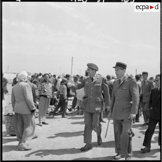 Maison-Carrée. Cité de recasement. Fête de l'Aïd El-Seghir. Arrivées du général Massu et des personnalités.