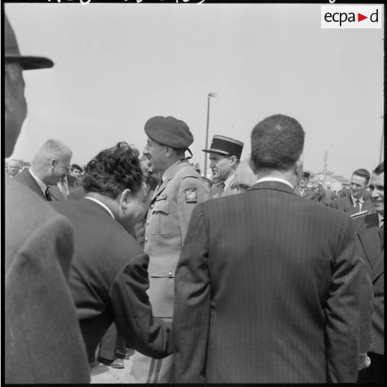 Maison-Carrée. Cité de recasement. Fête de l'Aïd El-Seghir. Arrivées du général Massu et des personnalités.