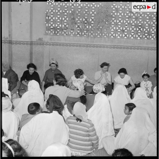 Maison-Carrée. Cité de recasement. Fête de l'Aïd El-Seghir. Repas à table.