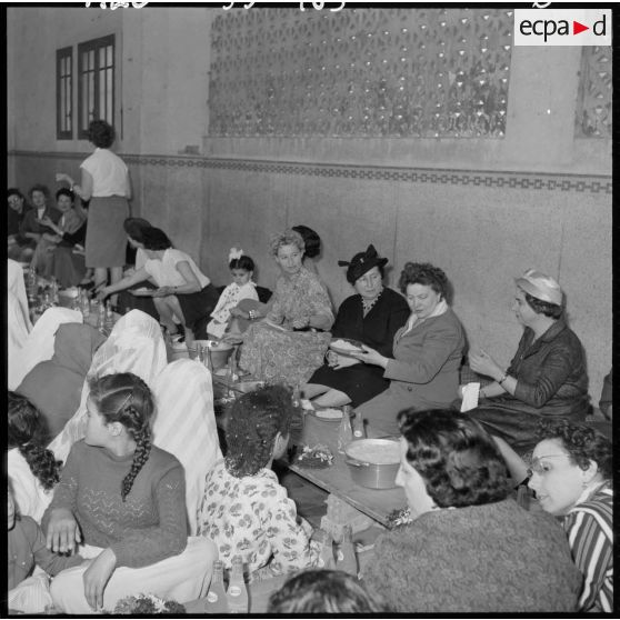 Maison-Carrée. Cité de recasement. Fête de l'Aïd El-Seghir. Repas à table.