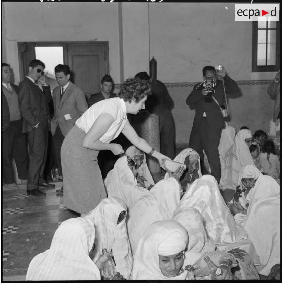 Maison-Carrée. Cité de recasement. Fête de l'Aïd El-Seghir. Madame Massu s'occupant d'une table.