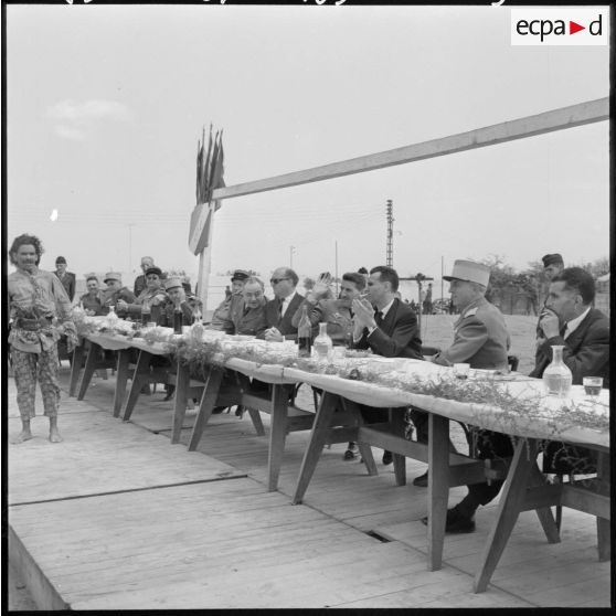 Maison-Carrée. Cité de recasement. Fête de l'Aïd El-Seghir. La table officielle.