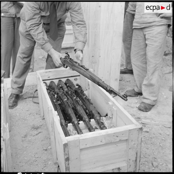 Mers el-Kébir. Caisse de fusils Mauser saisie sur le cargo tchécoslovaque "Lidice".