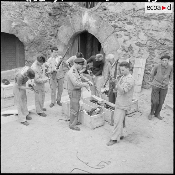 Mers el-Kébir. Les caisses d'armes et de munitions récupérées sur le cargo tchécoslovaque "Lidice".