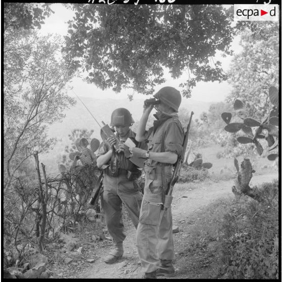 Souk el Tnine. Le sergent-chef, chef de patrouille, observe avec son radio, le caporal 58/1b en écoute.