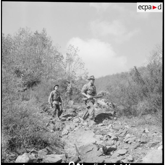 Poste d'Acif el Hamoun ou côte 914. Progression de la patrouille de harkis, en tête le chef.