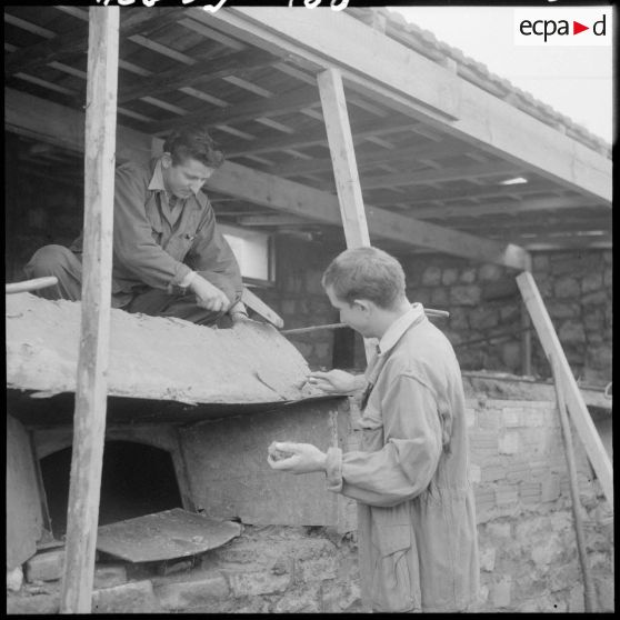 Poste d'Acif el Hamoun ou côte 914. Le brigadier 56/2c donne un coup de main pour terminer la boulangerie.