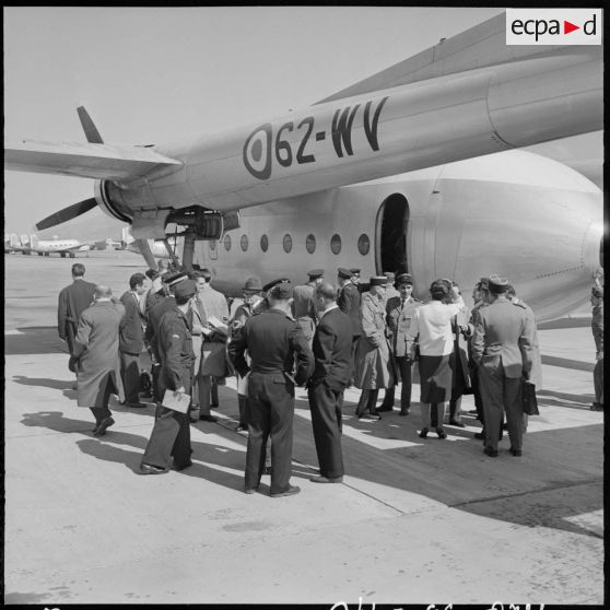 Arrivée de la délégation sur l'aérodrome militaire de Blida.