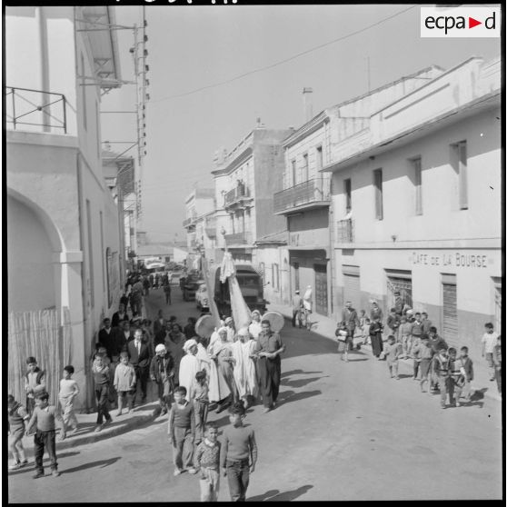 Le défilé des Amarias dans les rues de Cherchell.