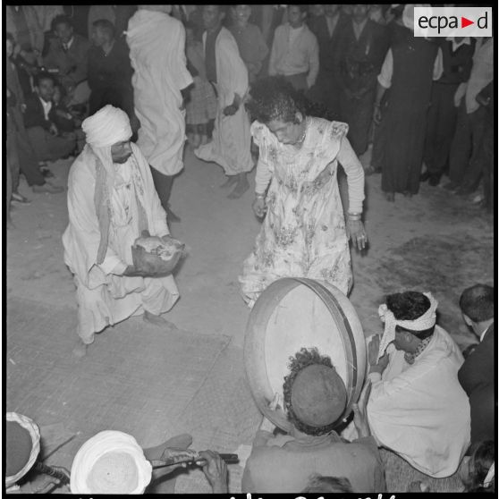 Cherchell. Fête des Amarias. Musicien aveugle et danseuse en transe.