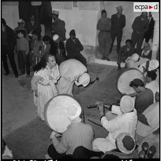 Cherchell. Fête des Amarias. Musicien aveugle et danseuse en transe.