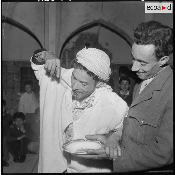 Cherchell. Fête des Amarias. Danseur se coupant la langue.