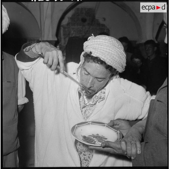 Cherchell. Fête des Amarias. Danseur se coupant la langue.