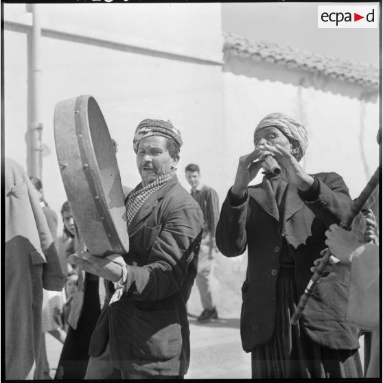 Le défilé des Amarias dans les rues de Cherchell.