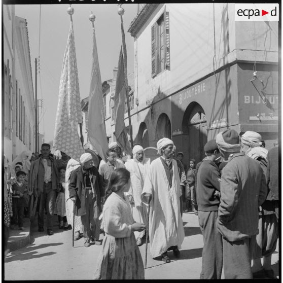 Le défilé des Amarias dans les rues de Cherchell.