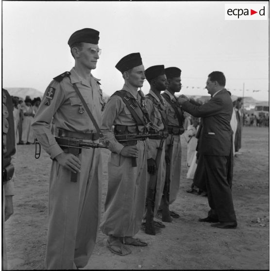 Tindouf. Jacques Soustelle procède à une remise de décoration.