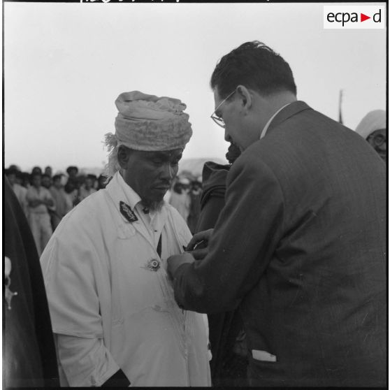 Jacques Soustelle remet la Croix de la valeur militaire au Caïd de Tindouf.