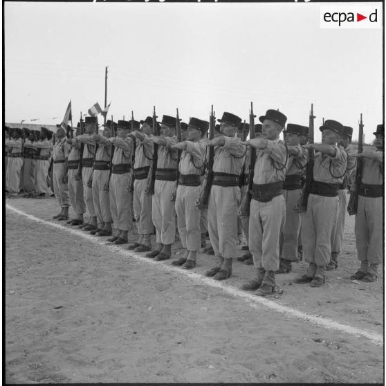 Troupes stationnées à Tindouf et rendant les honneurs.