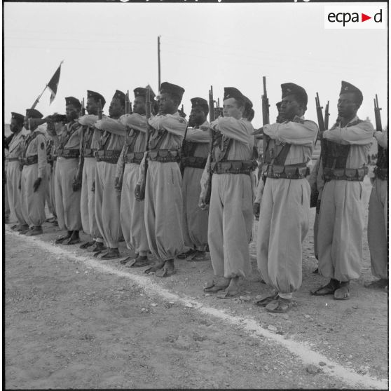 Troupes stationnées à Tindouf et rendant les honneurs.