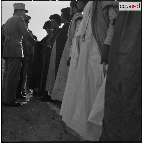 Tindouf. Les autorités militaires saluent les hautes autorités locales.