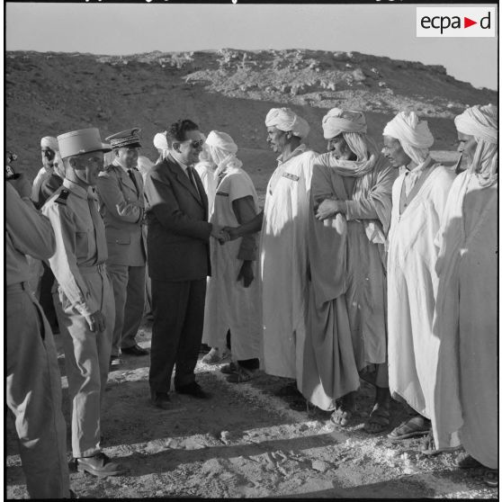 Tindouf. Présentation des hautes autorités locales à Jacques Soustelle.