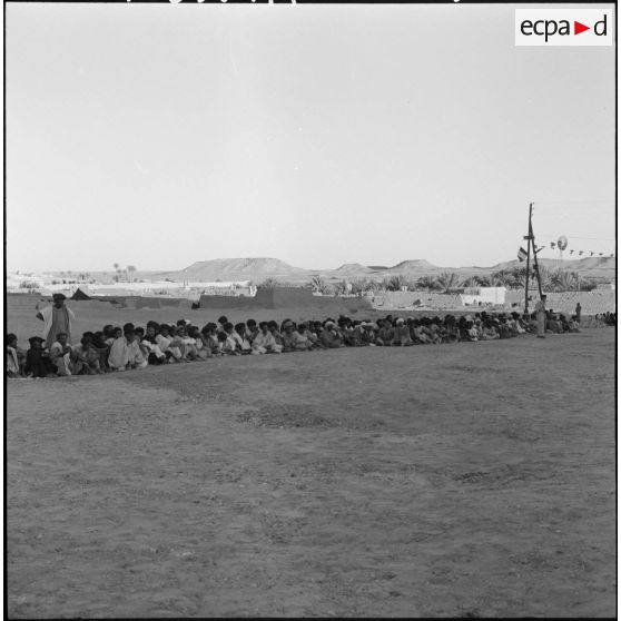 Tindouf. La foule venue assister à la remise de décoration.