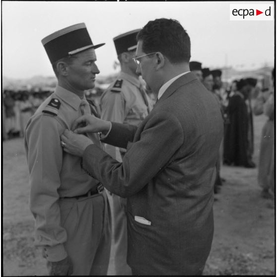 Tindouf. Jacques Soustelle procède à une remise de décoration.