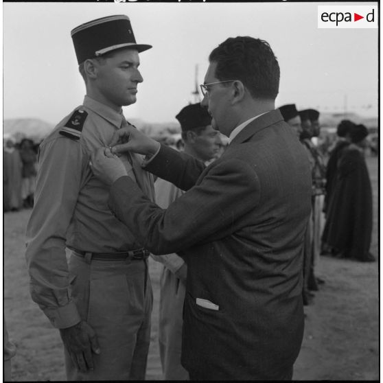 Tindouf. Jacques Soustelle procède à une remise de décoration.