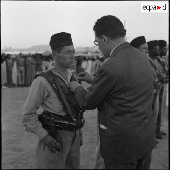 Tindouf. Jacques Soustelle procède à une remise de décoration.