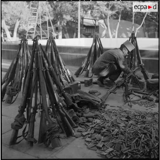 Armement et munitions récupérées en grande partie par la 6e compagnie du 2e régiment étranger d'infanterie (REI).