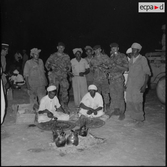 Bou-Bernous. Un stick des commandos de l'air prend le thé après le saut.