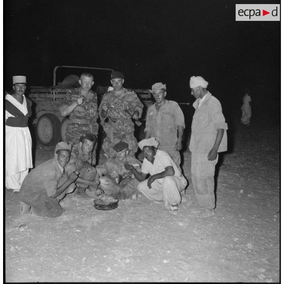 Bou-Bernous. Un stick des commandos de l'air prend un repas après le saut .