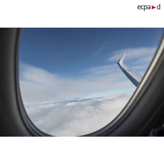 Vue des nuages entre la France et le Niger depuis le hublot du Falcon ministériel.